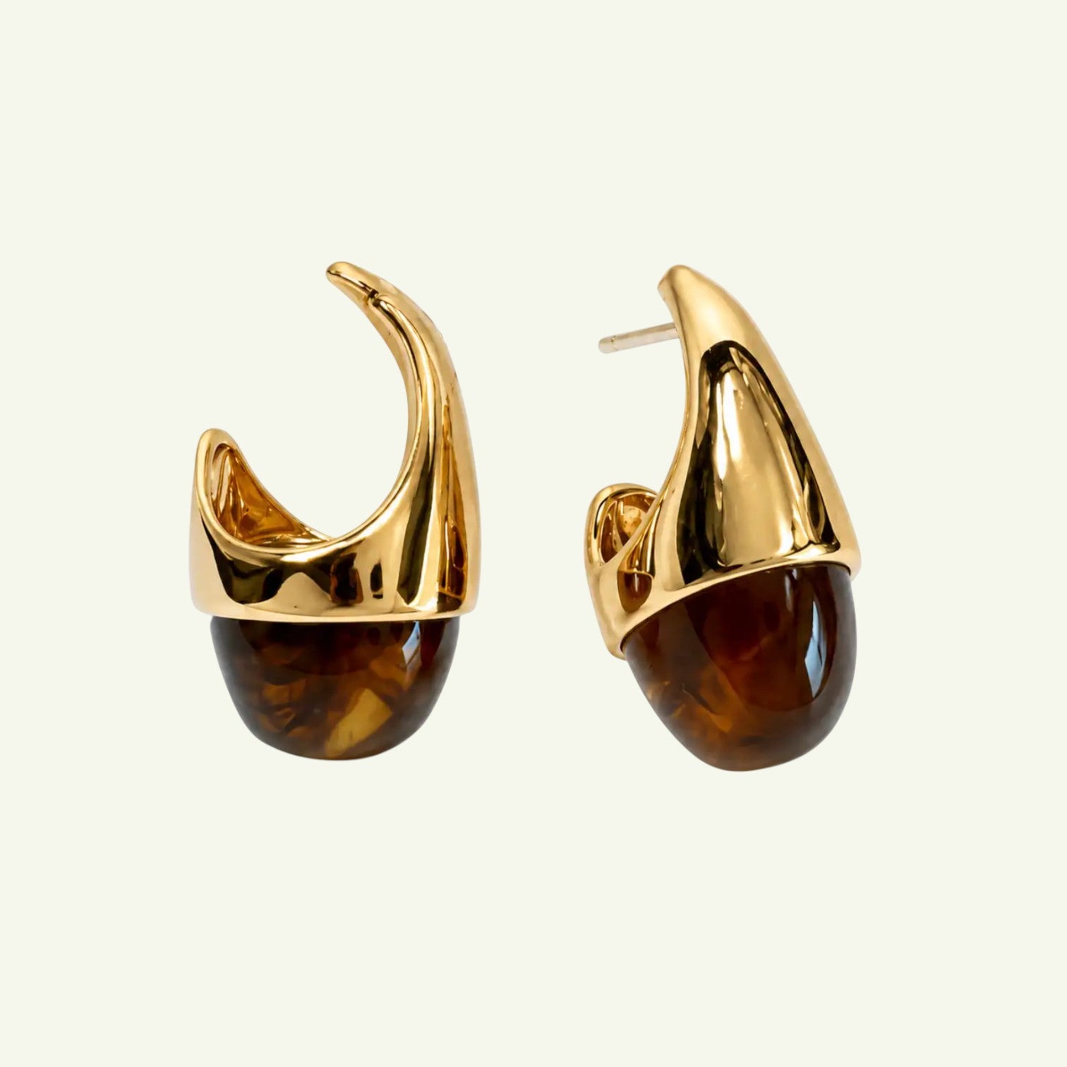 Anzora Jewel Auriga Brown hoop earrings featuring a polished gold-tone arc and a tortoiseshell-amber cabochon.